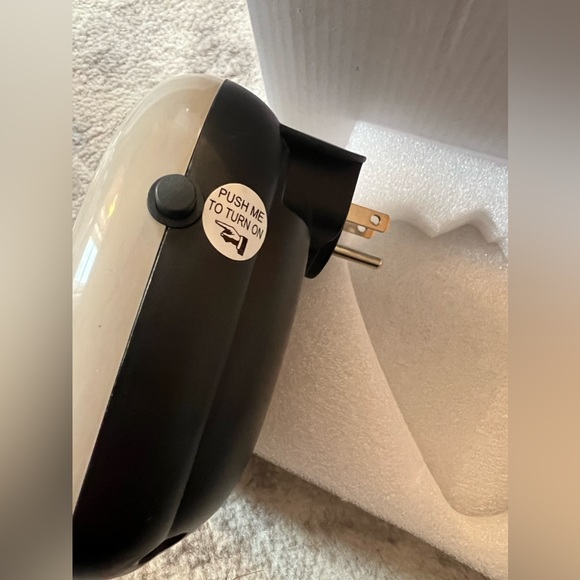 🔥Hunter Plug-in Heater with Adjustable Thermostat🔥 - Picture 5 of 6